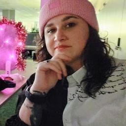 Jeni E poza de pe Taskuri.ro