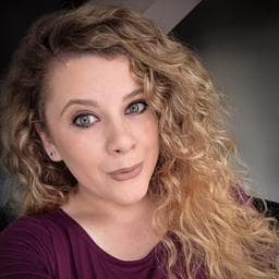 Emanuela M poza de pe Taskuri.ro