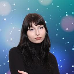 Isabela E poza de pe Taskuri.ro