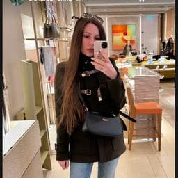 Alexandra Z poza de pe Taskuri.ro